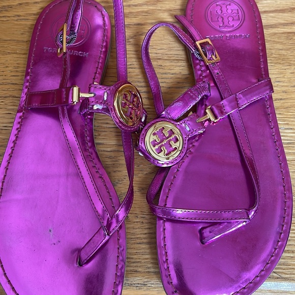 Tory Burch, purple metallic leather sandals with gold logo 7.5 - Picture 2 of 5
